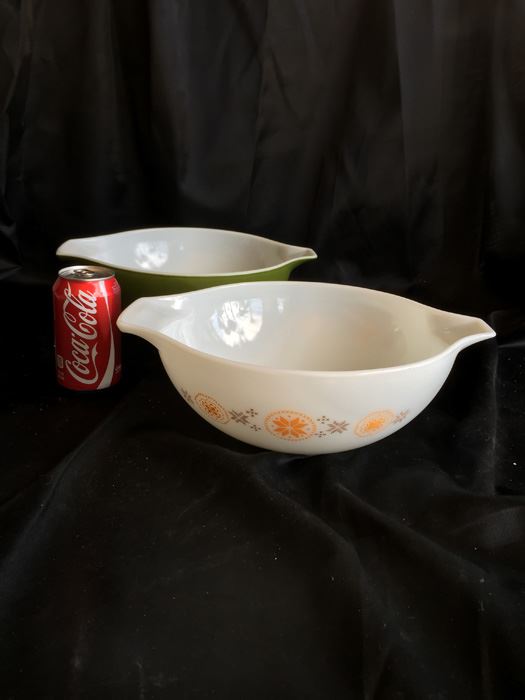 Pair Of Vintage Pyrex Bowls [Photo 3]