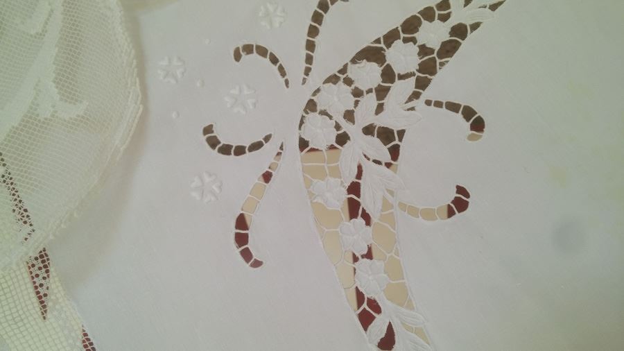 Large Roll Of Lace Fabric [Photo 6]