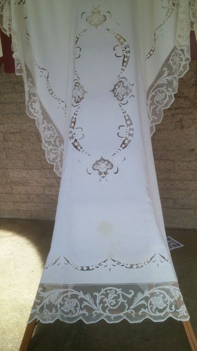 Large Roll Of Lace Fabric [Photo 1]