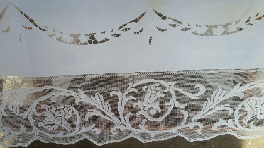 Large Roll Of Lace Fabric [Photo 2]