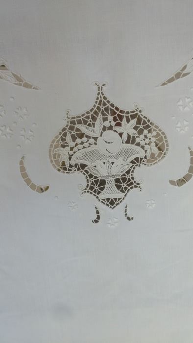 Large Roll Of Lace Fabric [Photo 4]
