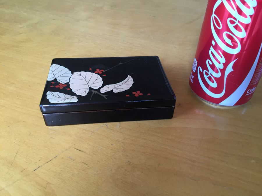 Small Black Lacquer Box [Photo 2]