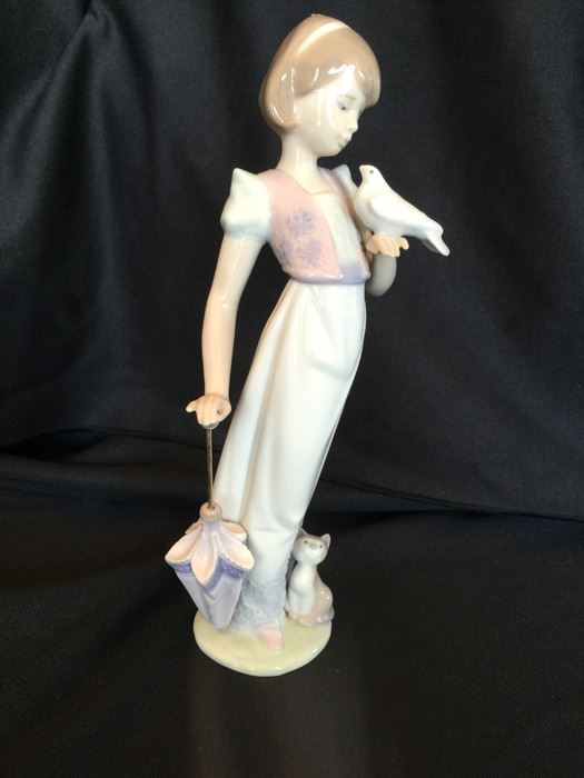 Lladro Summer Stroll #7611 Estimate $125