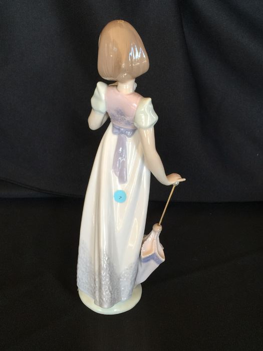 Lladro Summer Stroll #7611 Estimate $125 [Photo 6]