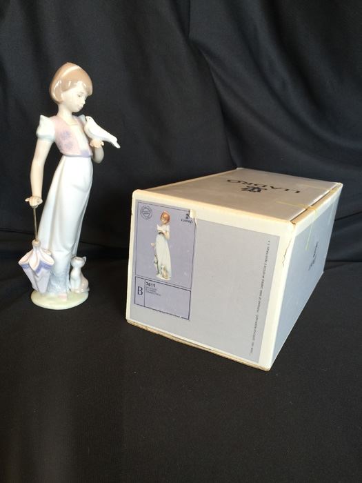 Lladro Summer Stroll #7611 Estimate $125 [Photo 2]