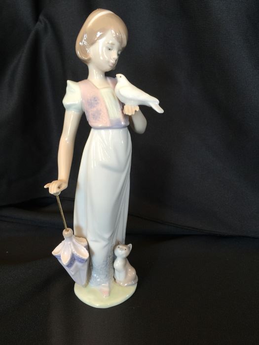 Lladro Summer Stroll #7611 Estimate $125 [Photo 4]