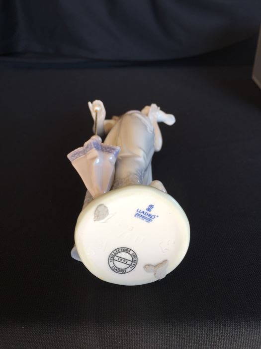 Lladro Summer Stroll #7611 Estimate $125 [Photo 3]