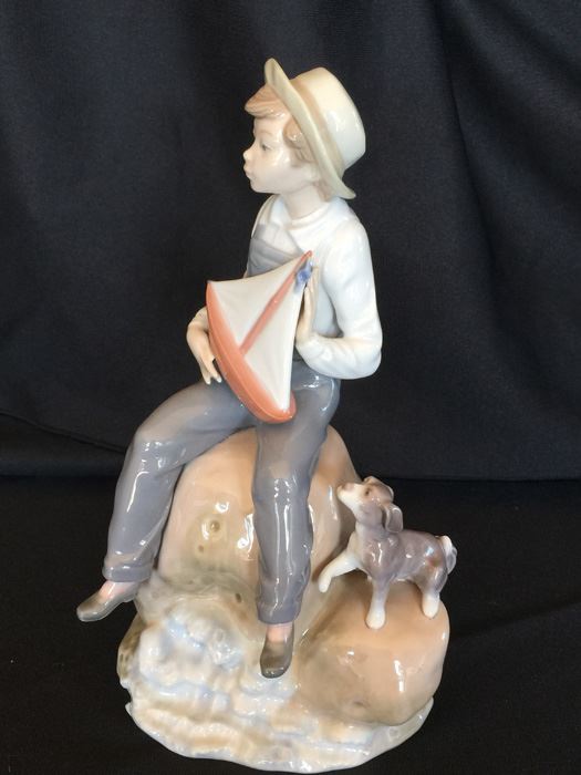 Lladro 5166 'Sea Fever' Boy with Boat and Dog [Photo 4]