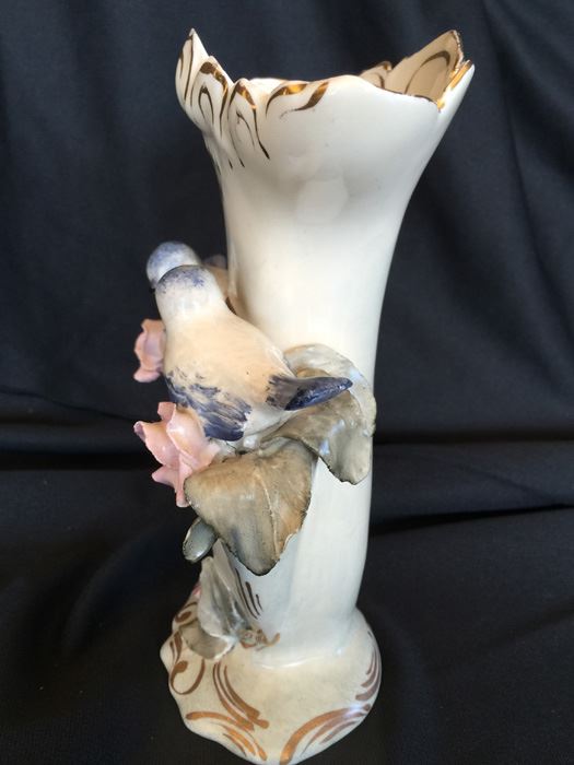 SWEET FIGURAL VASE FEATURING ROSES, BIRDS AND GOLD DETAILS [Photo 4]