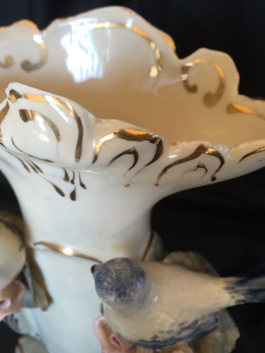SWEET FIGURAL VASE FEATURING ROSES, BIRDS AND GOLD DETAILS [Photo 7]