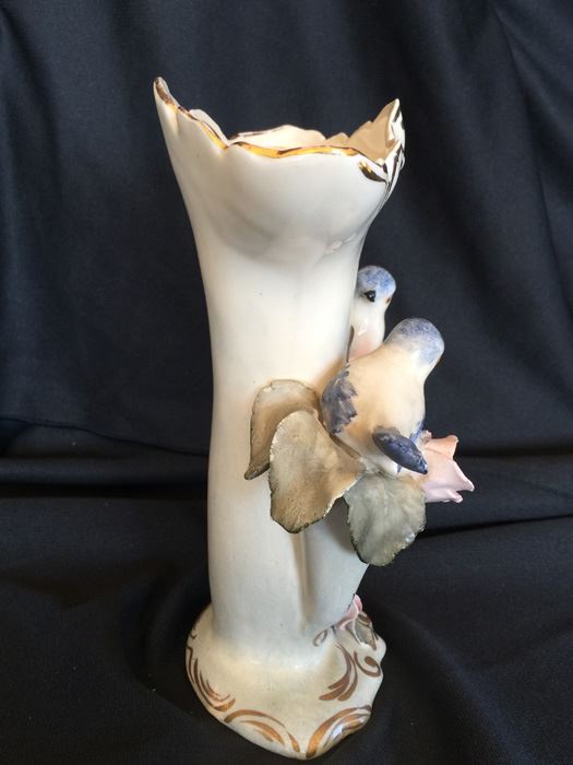 SWEET FIGURAL VASE FEATURING ROSES, BIRDS AND GOLD DETAILS [Photo 5]