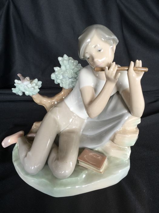 LLADRO FIGURINE STUDENT FLUTE PLAYER [Photo 1]