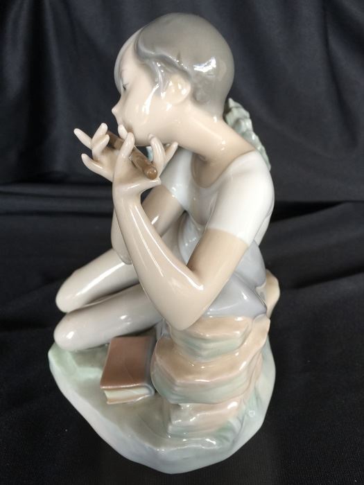 LLADRO FIGURINE STUDENT FLUTE PLAYER [Photo 4]