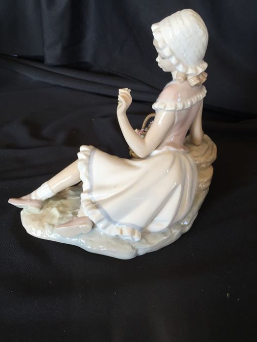 Lladro Figurine Girl With Flower Basket