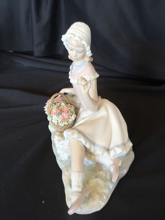 LLADRO FIGURINE GIRL WITH FLOWER BASKET [Photo 3]