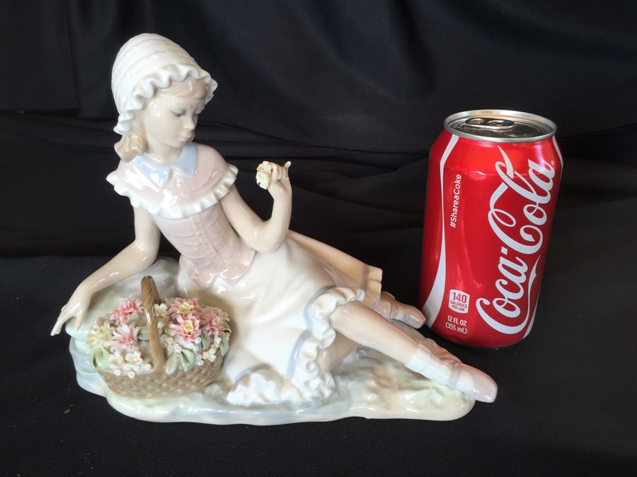 LLADRO FIGURINE GIRL WITH FLOWER BASKET [Photo 2]