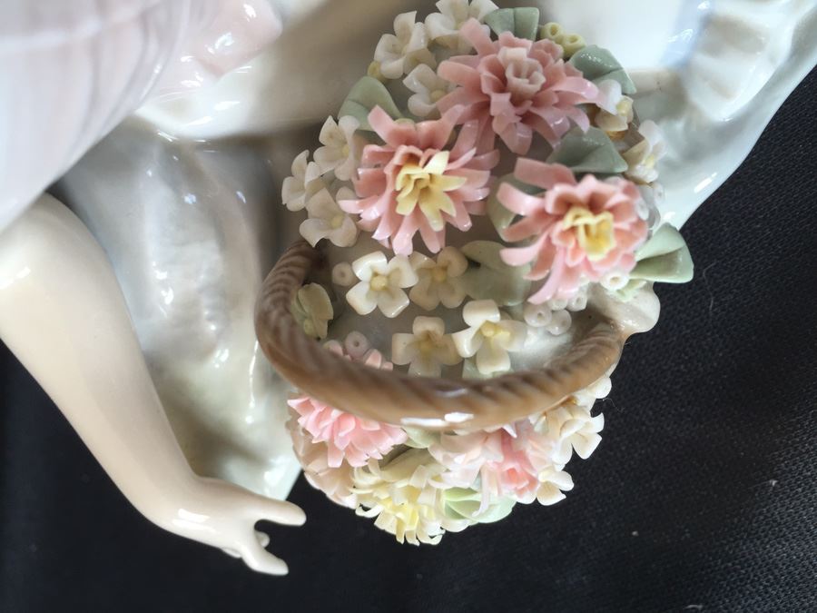 LLADRO FIGURINE GIRL WITH FLOWER BASKET [Photo 6]