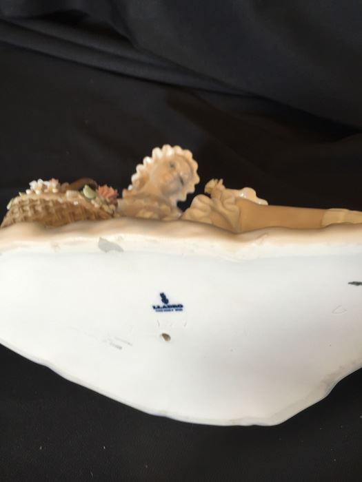 LLADRO FIGURINE GIRL WITH FLOWER BASKET [Photo 8]