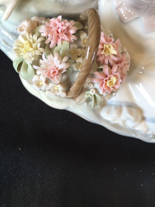 LLADRO FIGURINE GIRL WITH FLOWER BASKET [Photo 7]