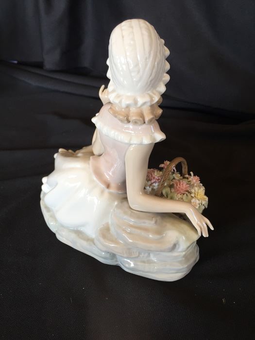 Lladro Figurine Girl With Flower Basket