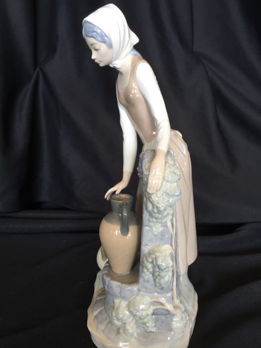LLADRO FIGURINE GIRL AT FOUNTAIN [Photo 4]