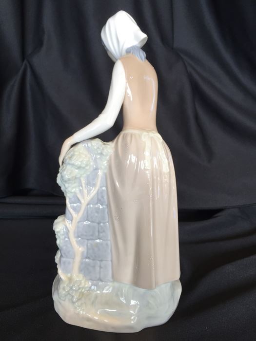 LLADRO FIGURINE GIRL AT FOUNTAIN [Photo 5]