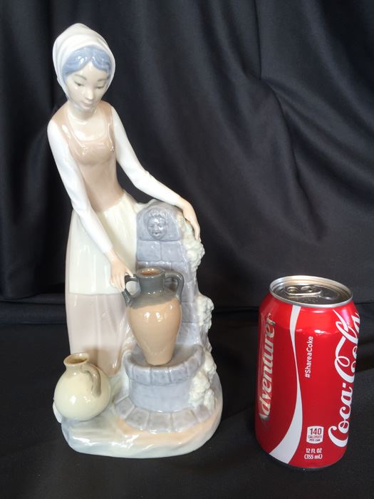 LLADRO FIGURINE GIRL AT FOUNTAIN [Photo 2]