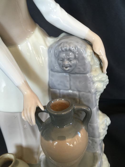 LLADRO FIGURINE GIRL AT FOUNTAIN