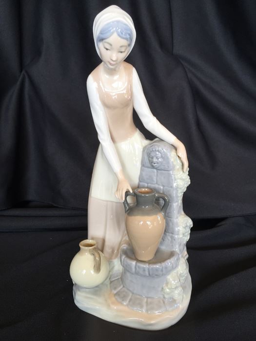 LLADRO FIGURINE GIRL AT FOUNTAIN [Photo 1]