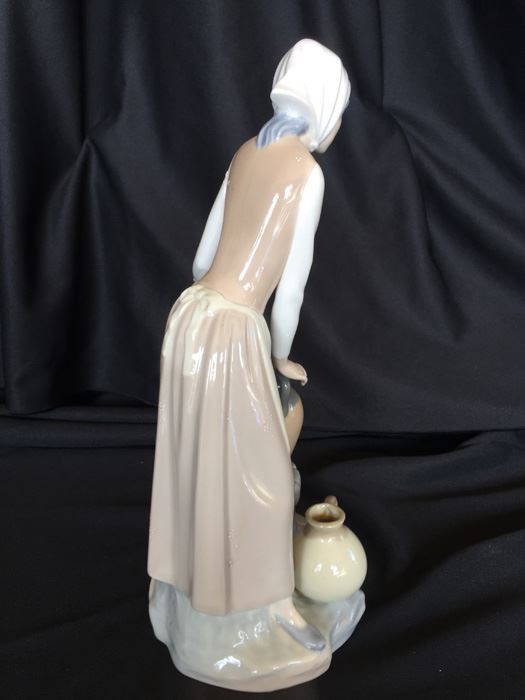 LLADRO FIGURINE GIRL AT FOUNTAIN [Photo 6]