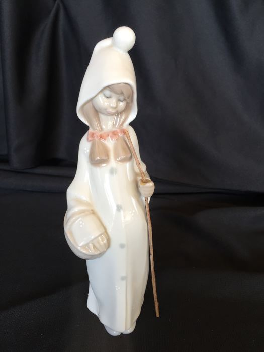 LLADRO FIGURINE 4678 SHEPHARD GIRL WITH BASKET [Photo 1]