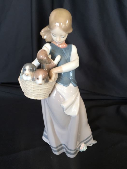 LLADRO FIGURINE 1311 LITTLE DOGS ON HIP [Photo 1]