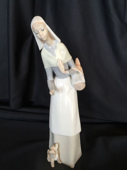 LLADRO FIGURINE 1034 GIRL WITH BREAD AND PUPPY [Photo 1]