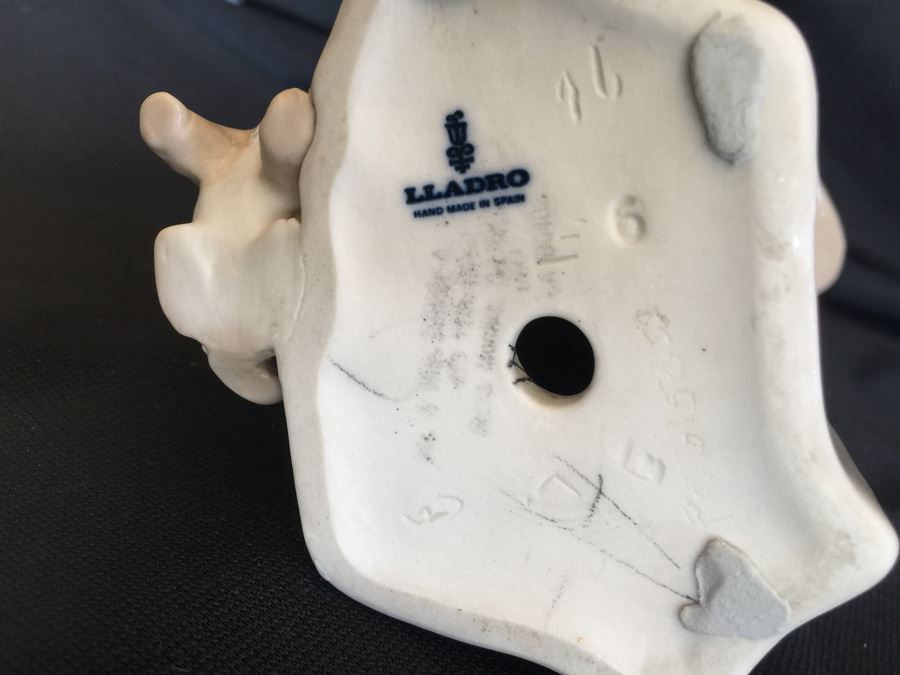 LLADRO FIGURINE 1034 GIRL WITH BREAD AND PUPPY [Photo 8]