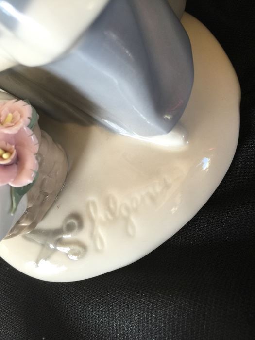 CECELIA THE CARNATION MAIDEN FIGURINE [Photo 8]