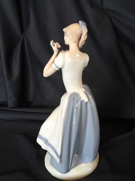CECELIA THE CARNATION MAIDEN FIGURINE [Photo 7]