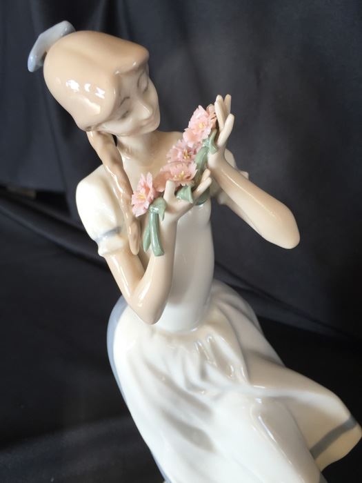 CECELIA THE CARNATION MAIDEN FIGURINE [Photo 3]