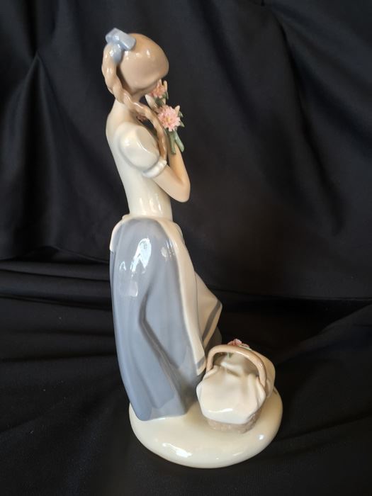 CECELIA THE CARNATION MAIDEN FIGURINE [Photo 4]
