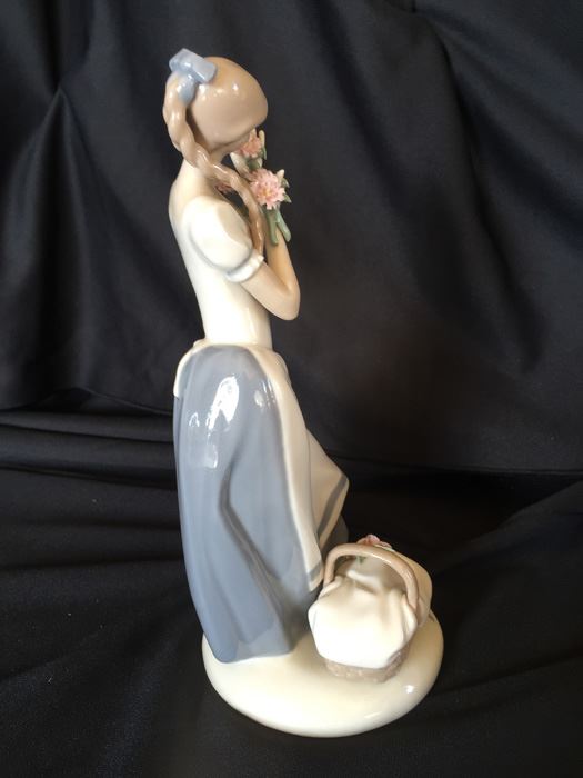 CECELIA THE CARNATION MAIDEN FIGURINE [Photo 5]