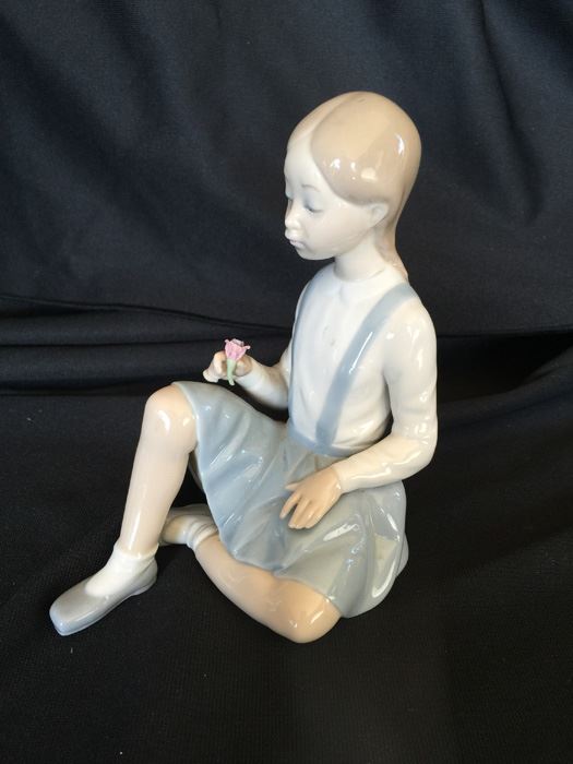 LLADRO FIGURINE GIRL WITH FLOWER--SIGNED [Photo 4]