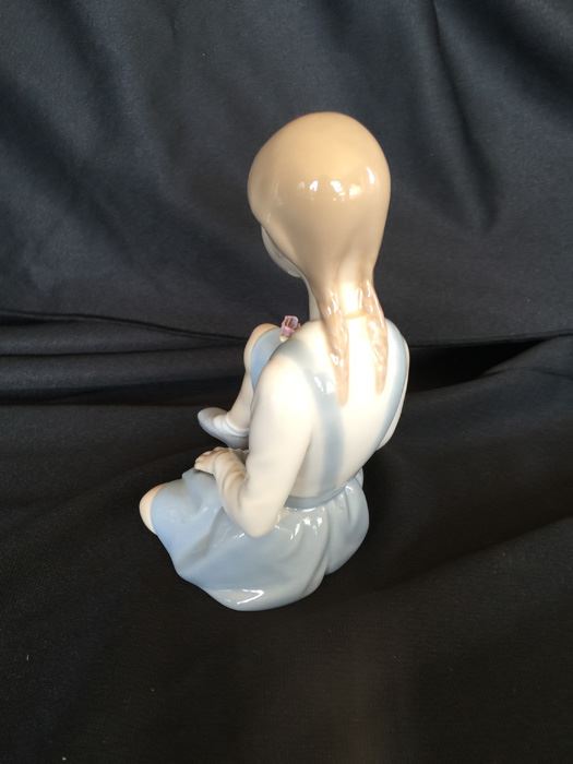 LLADRO FIGURINE GIRL WITH FLOWER--SIGNED [Photo 5]