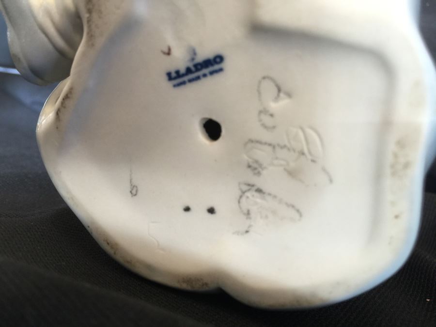 LLADRO FIGURINE GIRL WITH FLOWER--SIGNED [Photo 6]