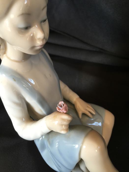 LLADRO FIGURINE GIRL WITH FLOWER--SIGNED [Photo 3]