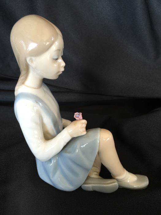 LLADRO FIGURINE GIRL WITH FLOWER--SIGNED [Photo 1]
