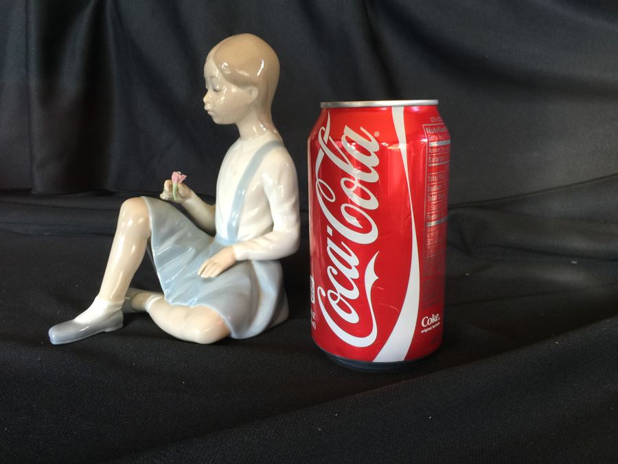 LLADRO FIGURINE GIRL WITH FLOWER--SIGNED [Photo 2]