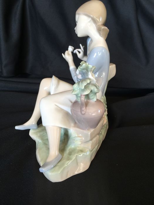 LLADRO FIGURINE GIRL SITTING WITH URN OF FLOWERS [Photo 4]