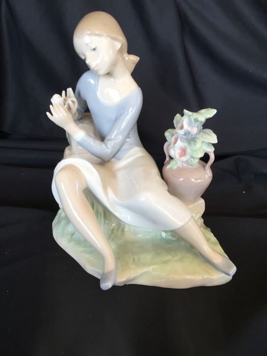 LLADRO FIGURINE GIRL SITTING WITH URN OF FLOWERS [Photo 1]