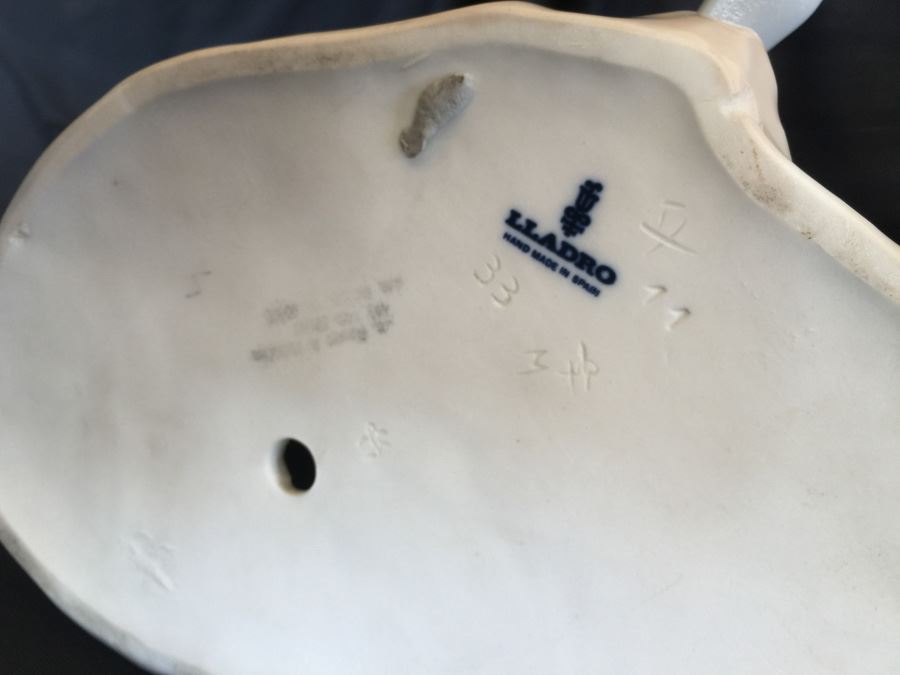 LLADRO FIGURINE GIRL SITTING WITH URN OF FLOWERS [Photo 6]