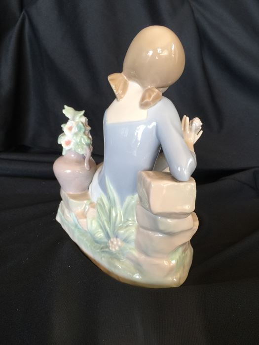 LLADRO FIGURINE GIRL SITTING WITH URN OF FLOWERS [Photo 5]