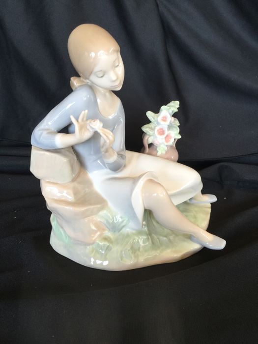 LLADRO FIGURINE GIRL SITTING WITH URN OF FLOWERS [Photo 3]